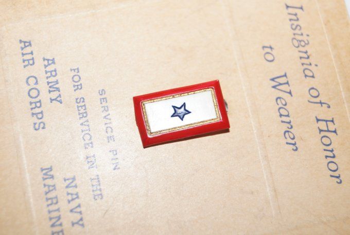 EPINGLE SERVICE FLAG  